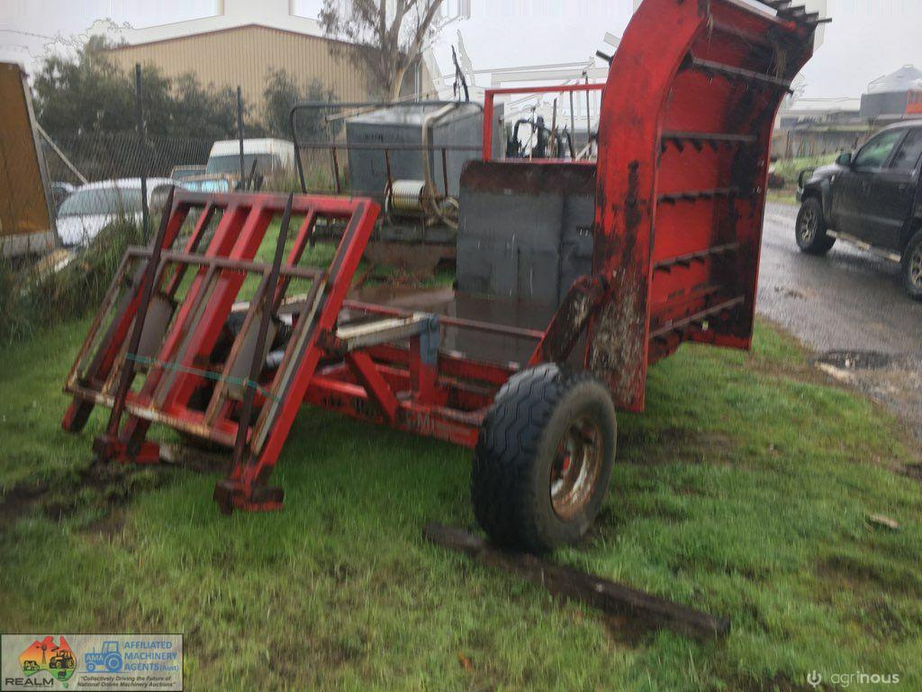 Pacmick Sq. Bale Feedout Cart