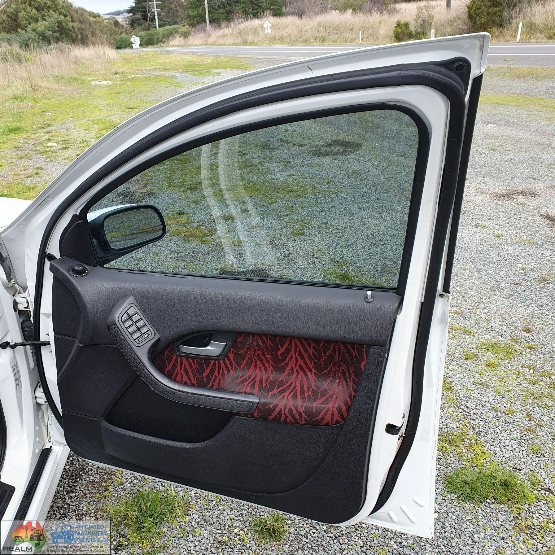 2004 Ford BA Falcon XR8 (ex-pursuit car) - photo 4