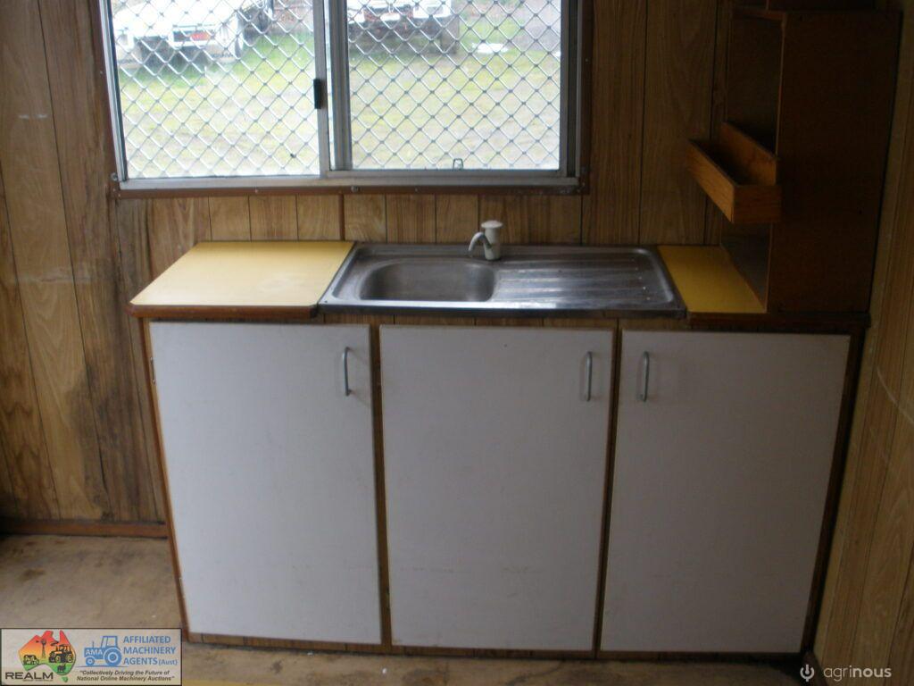 Tandem Axle Site Van - photo 3