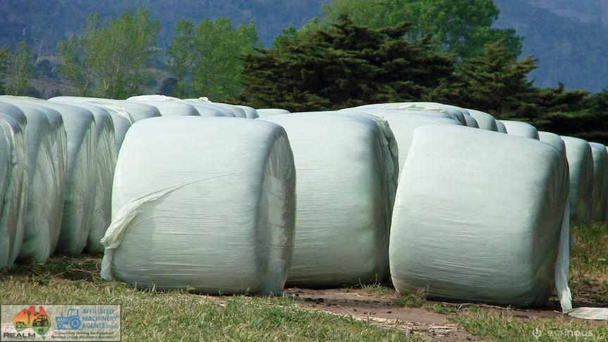 Rolls of Plastic Wrap Silage (Wirey Ck. SA) x40