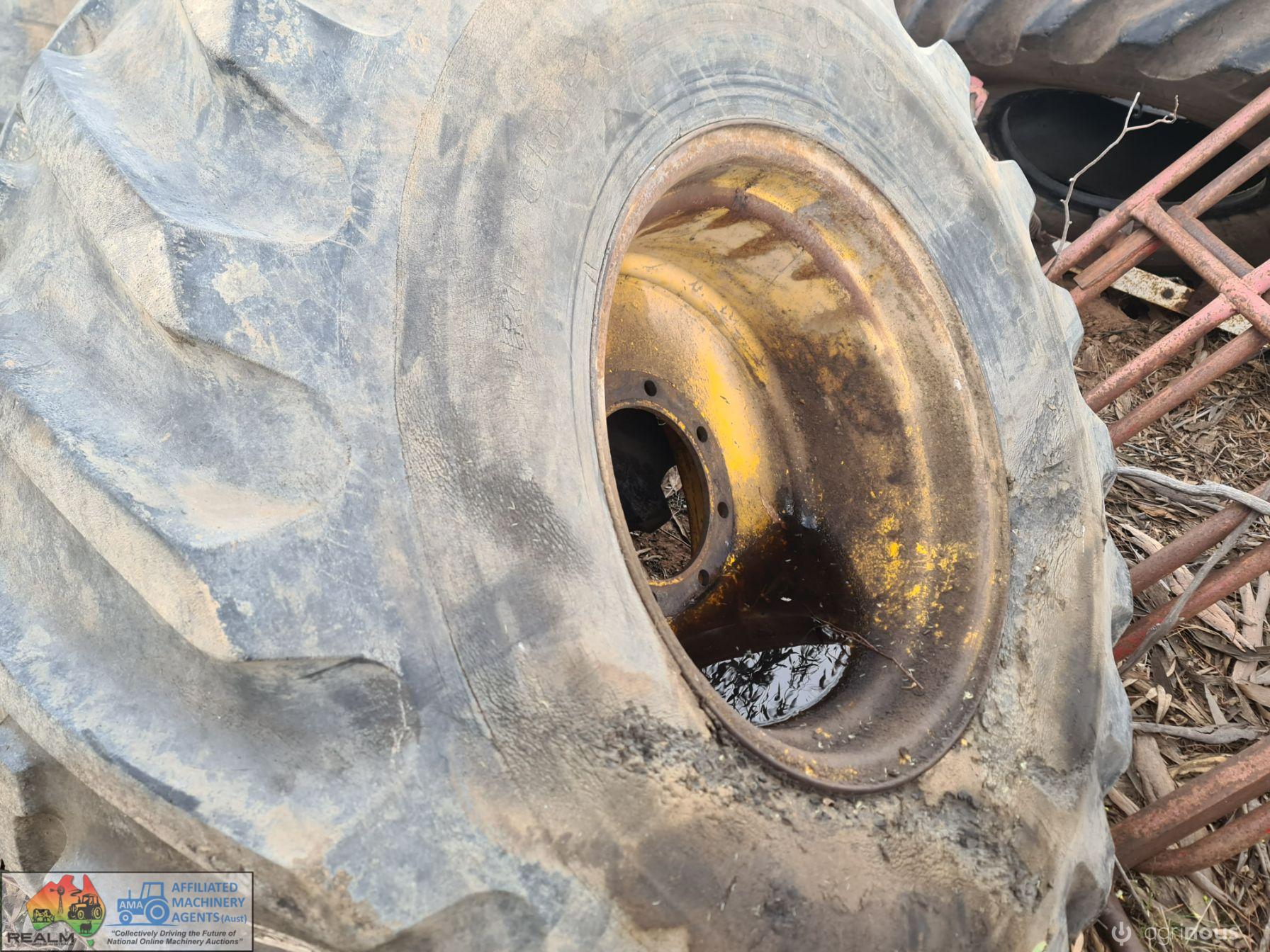 Tractor Tyre & Rim (23.1 x 26) - photo 6