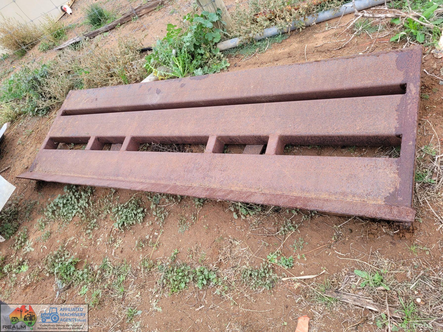 2.5m Solid Steel FEL Blade with Quick Hitch - photo 4