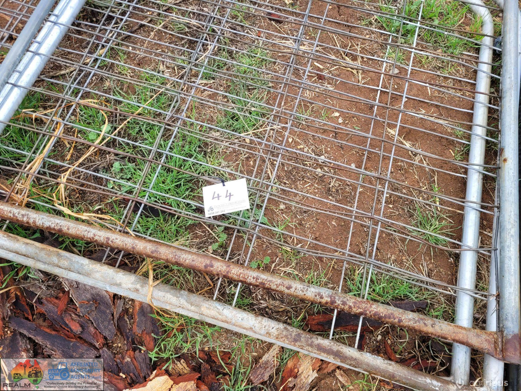 3x 8ft Weldmesh Gates - photo 3