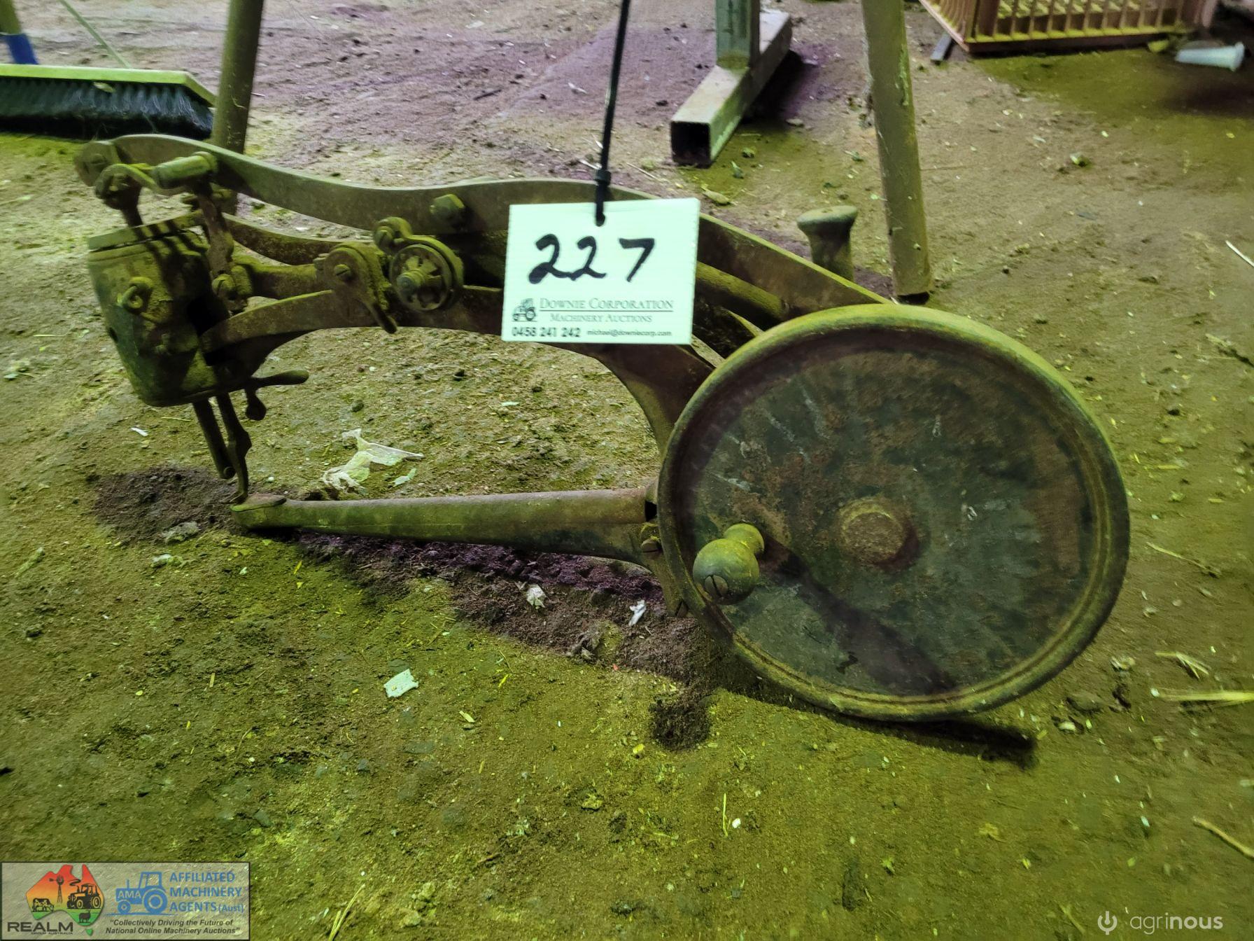 Antique Hand-held Bag Sewing Machine - photo 2