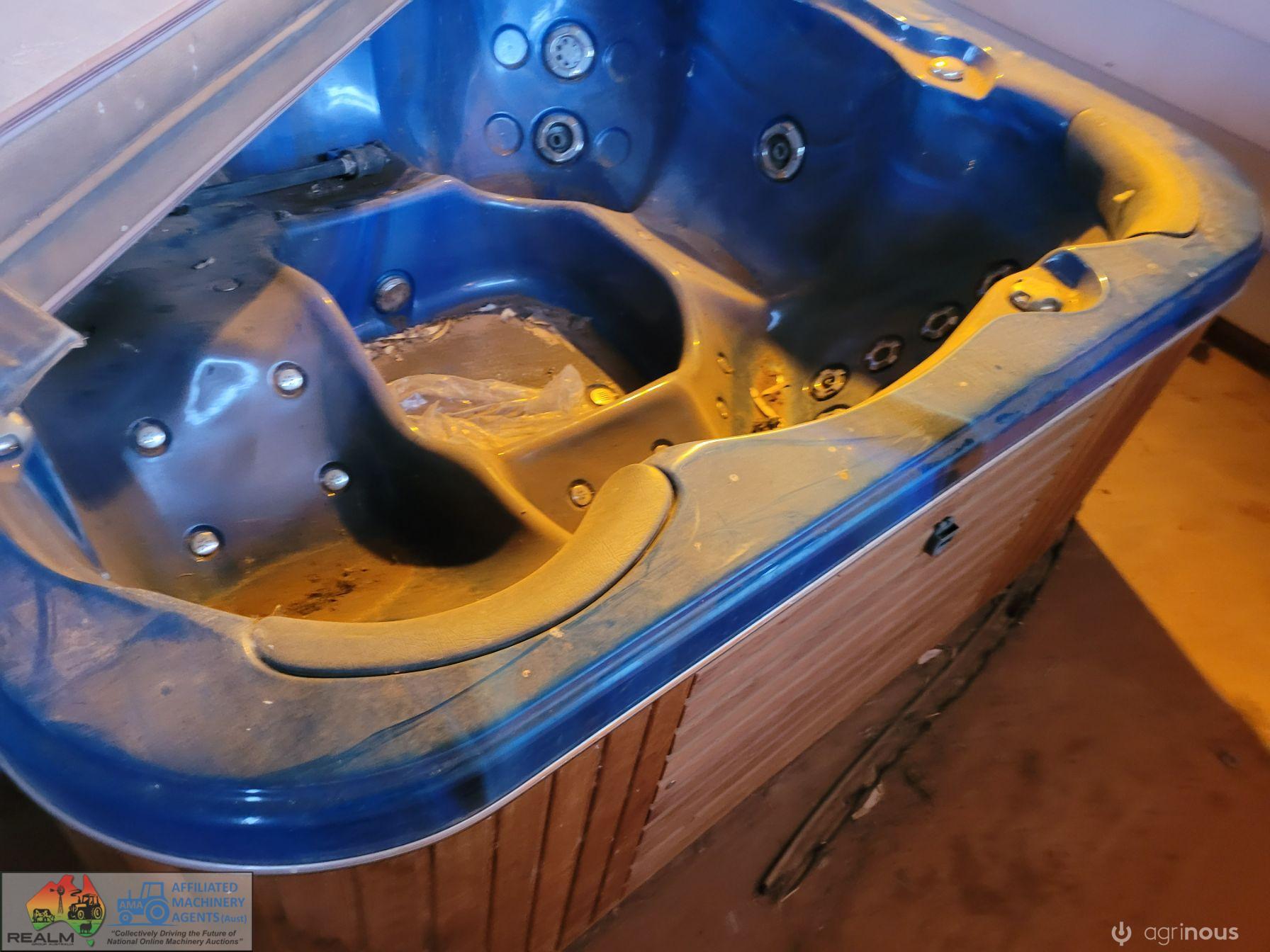 New (Un-used) Spa Bath with cover - photo 4