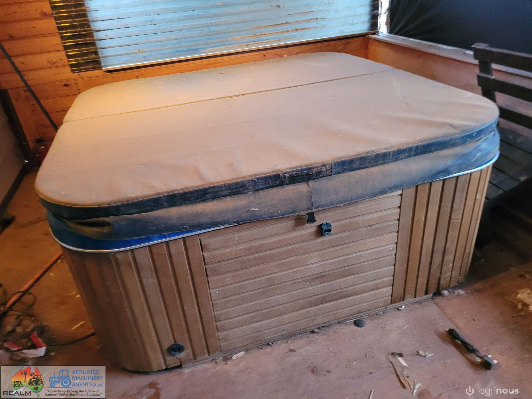 New (Un-used) Spa Bath with cover