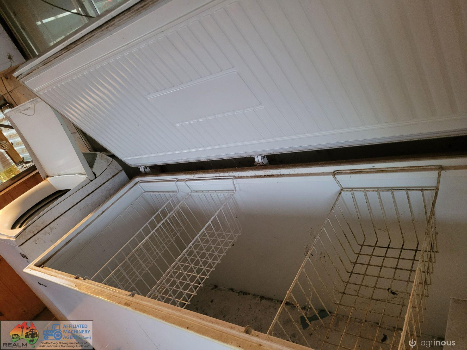 Huge 6ft Westinghouse Chest Freezer (Working cond.) - photo 6