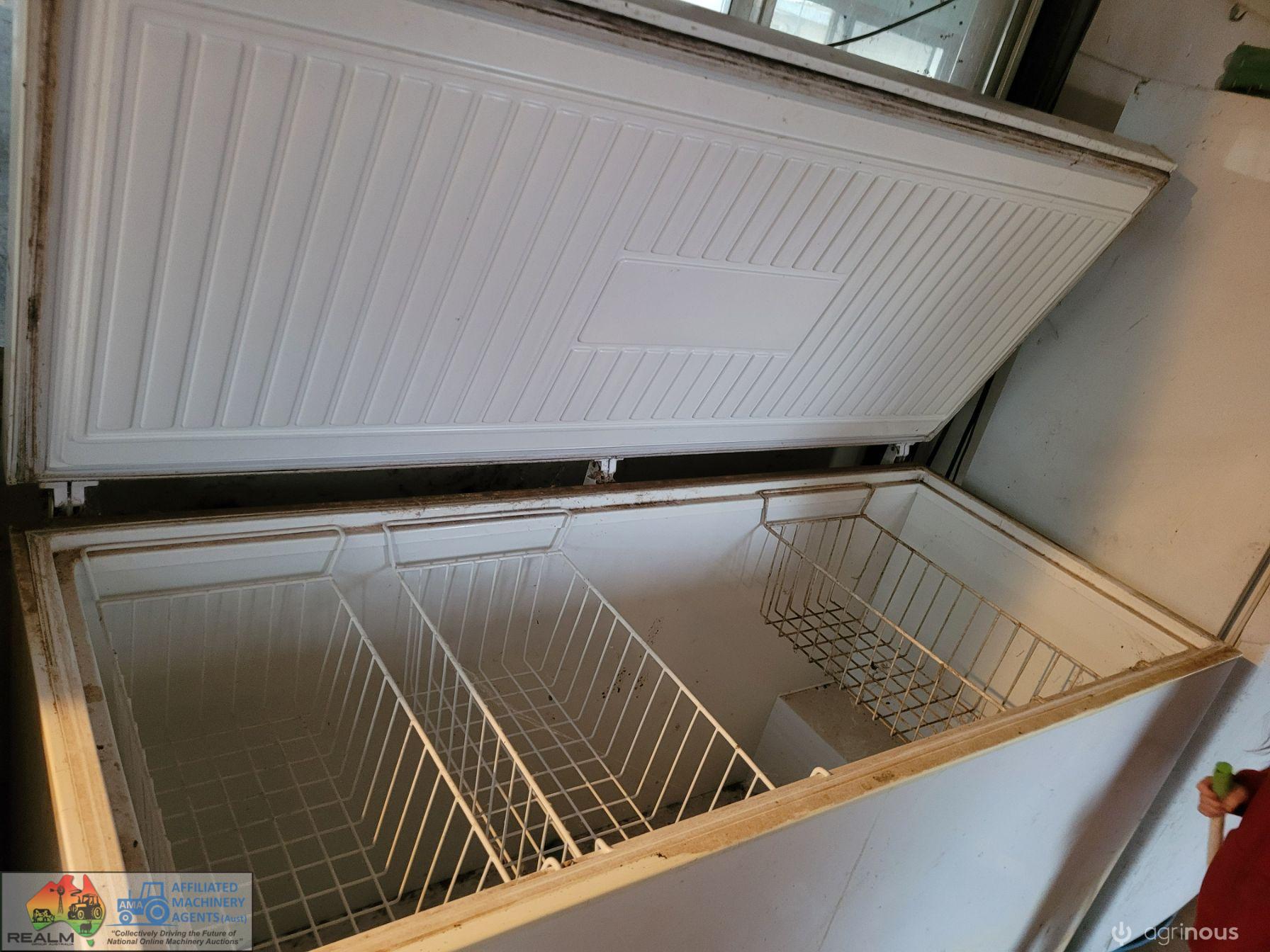 Huge 6ft Westinghouse Chest Freezer (Working cond.) - photo 5