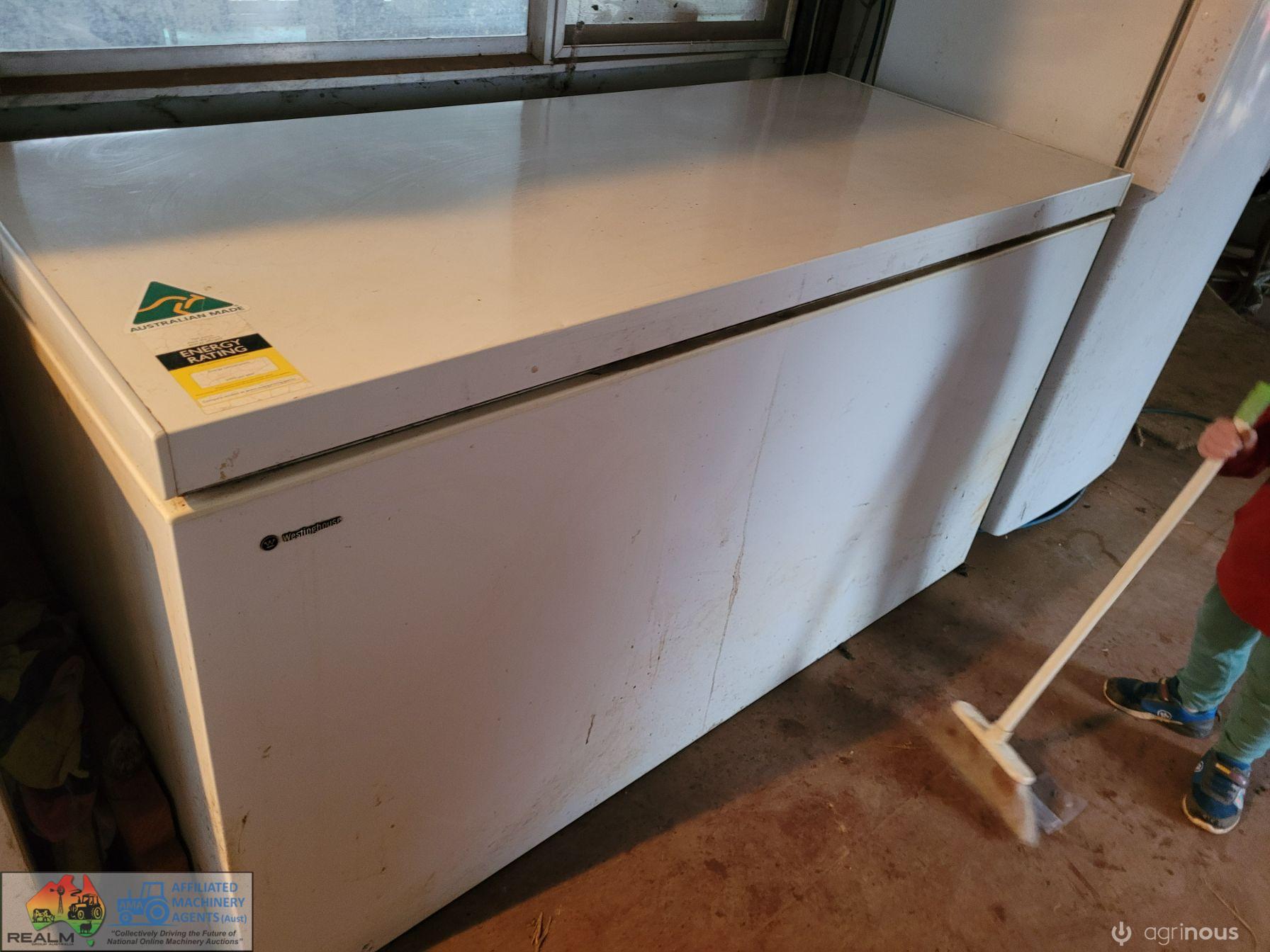 Huge 6ft Westinghouse Chest Freezer (Working cond.) - photo 4