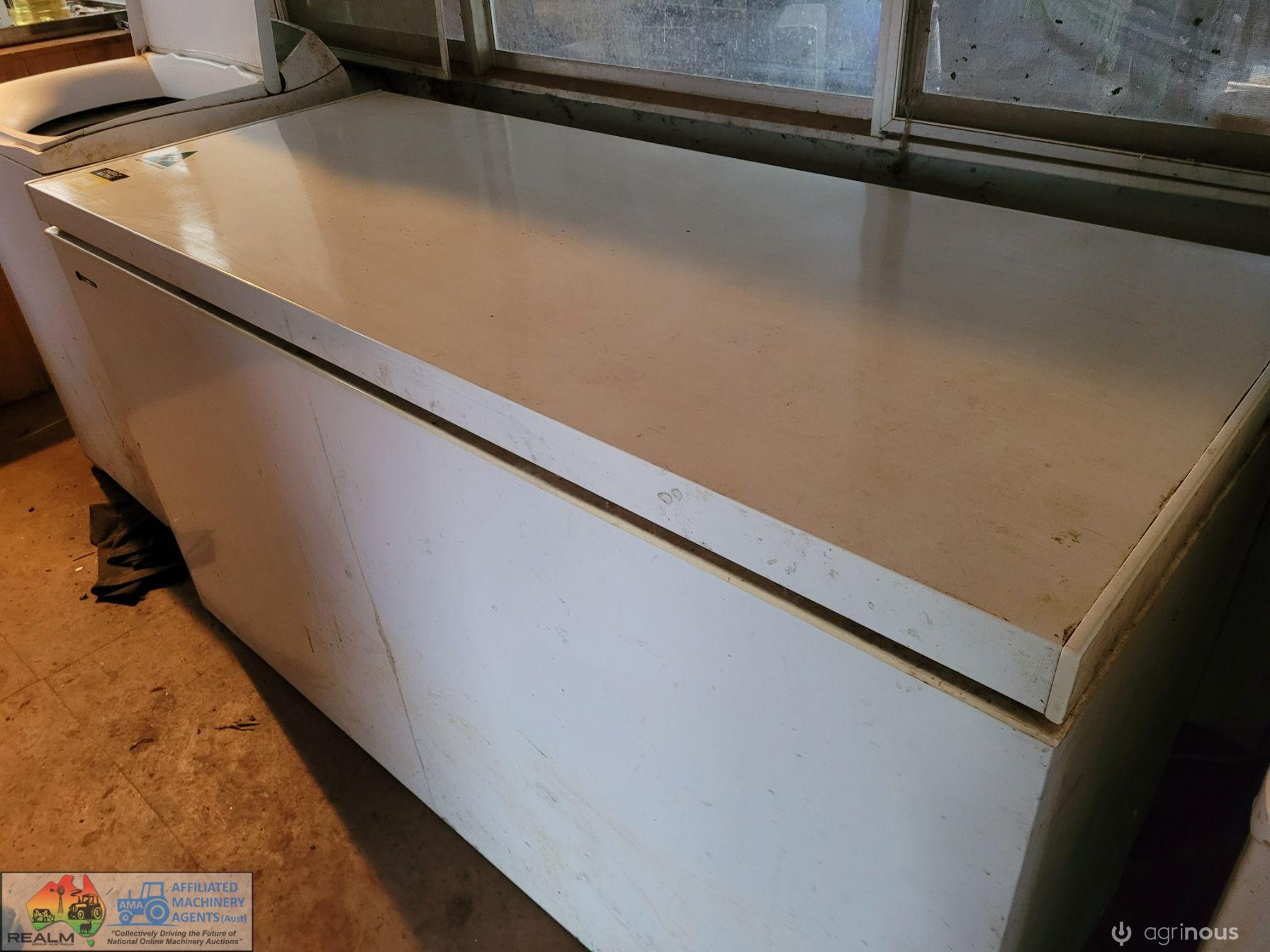 Huge 6ft Westinghouse Chest Freezer (Working cond.) - photo 3