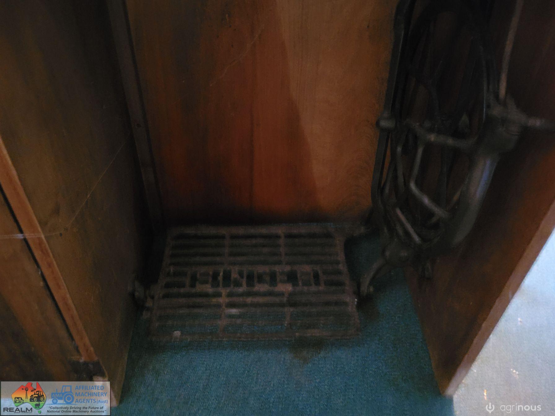 Singer Sewing Machine with Cast Iron Pedal - photo 6