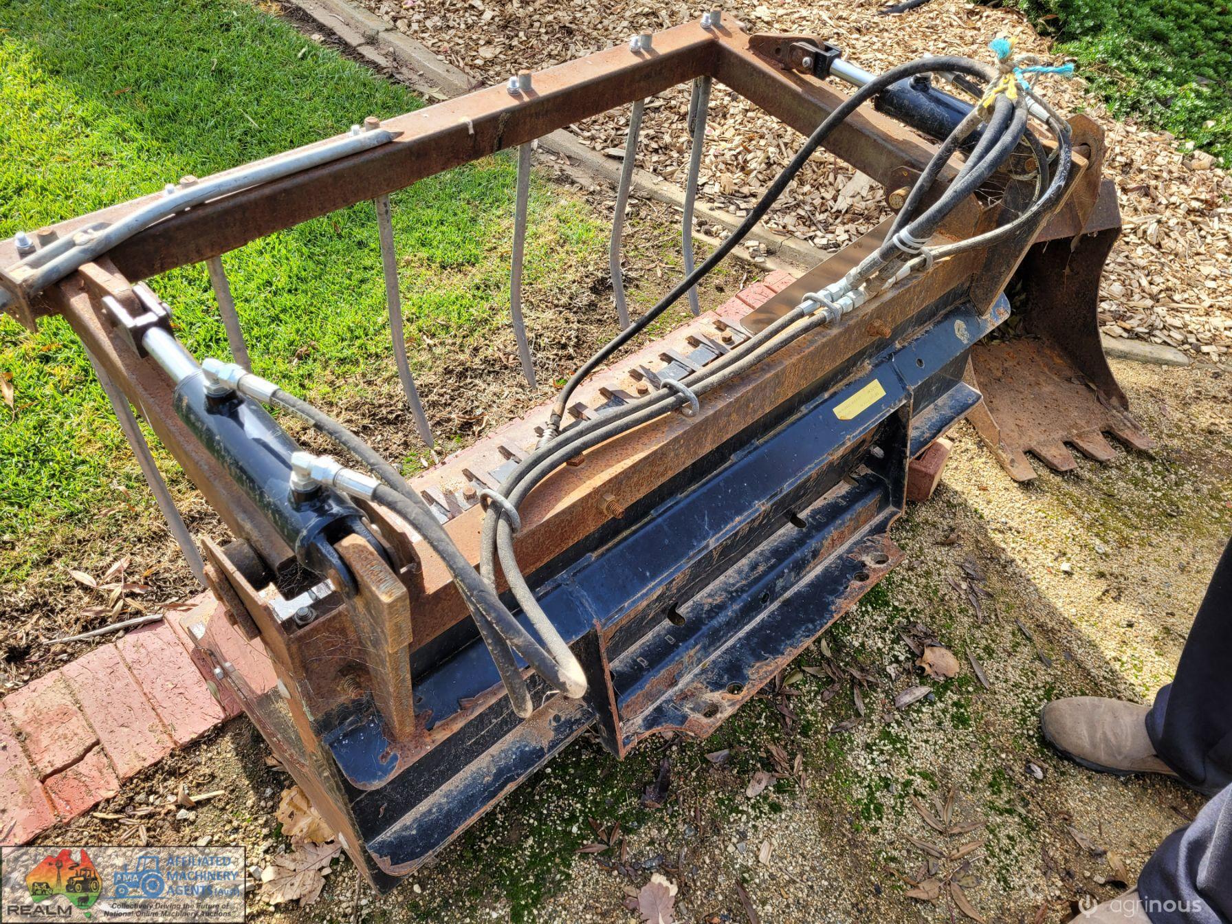 Rubble Bucket with Grapple ~ Suit Dingo - photo 5