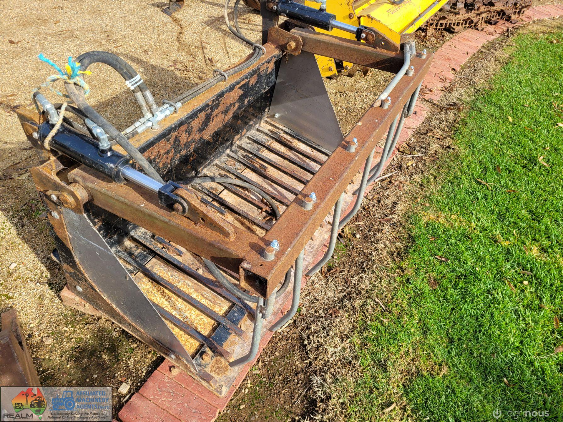 Rubble Bucket with Grapple ~ Suit Dingo - photo 6