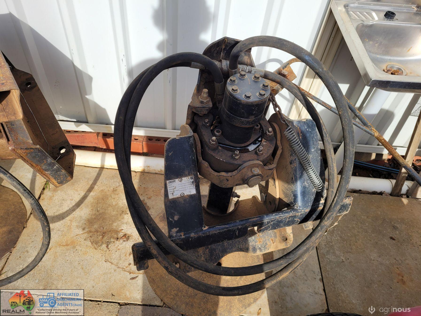 Digga Hydraulic Post Auger Motor on Quick Couple Frame (No.1) - photo 2