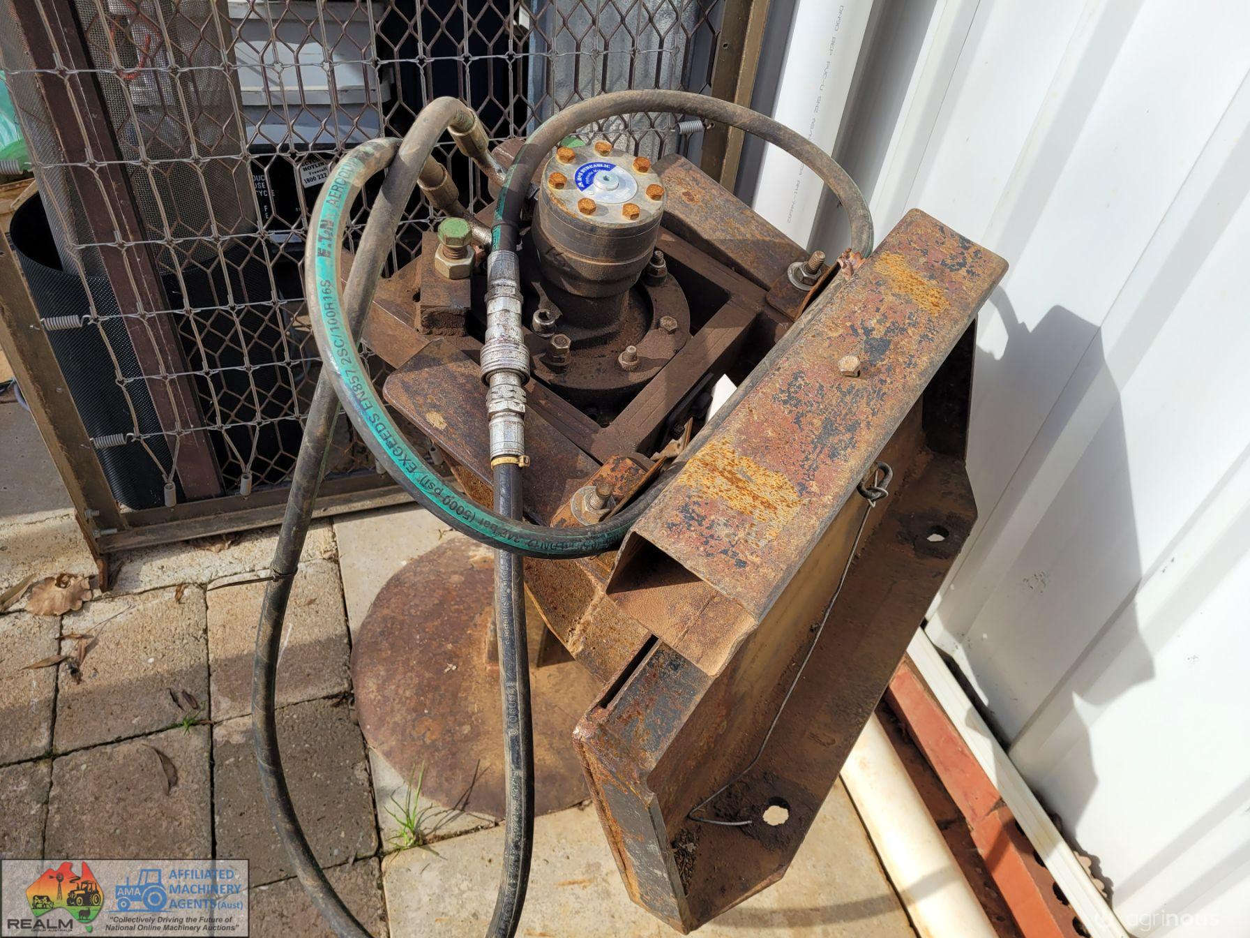 Digga Hydraulic Post Auger Motor on Quick Couple Frame (No.2) - photo 2