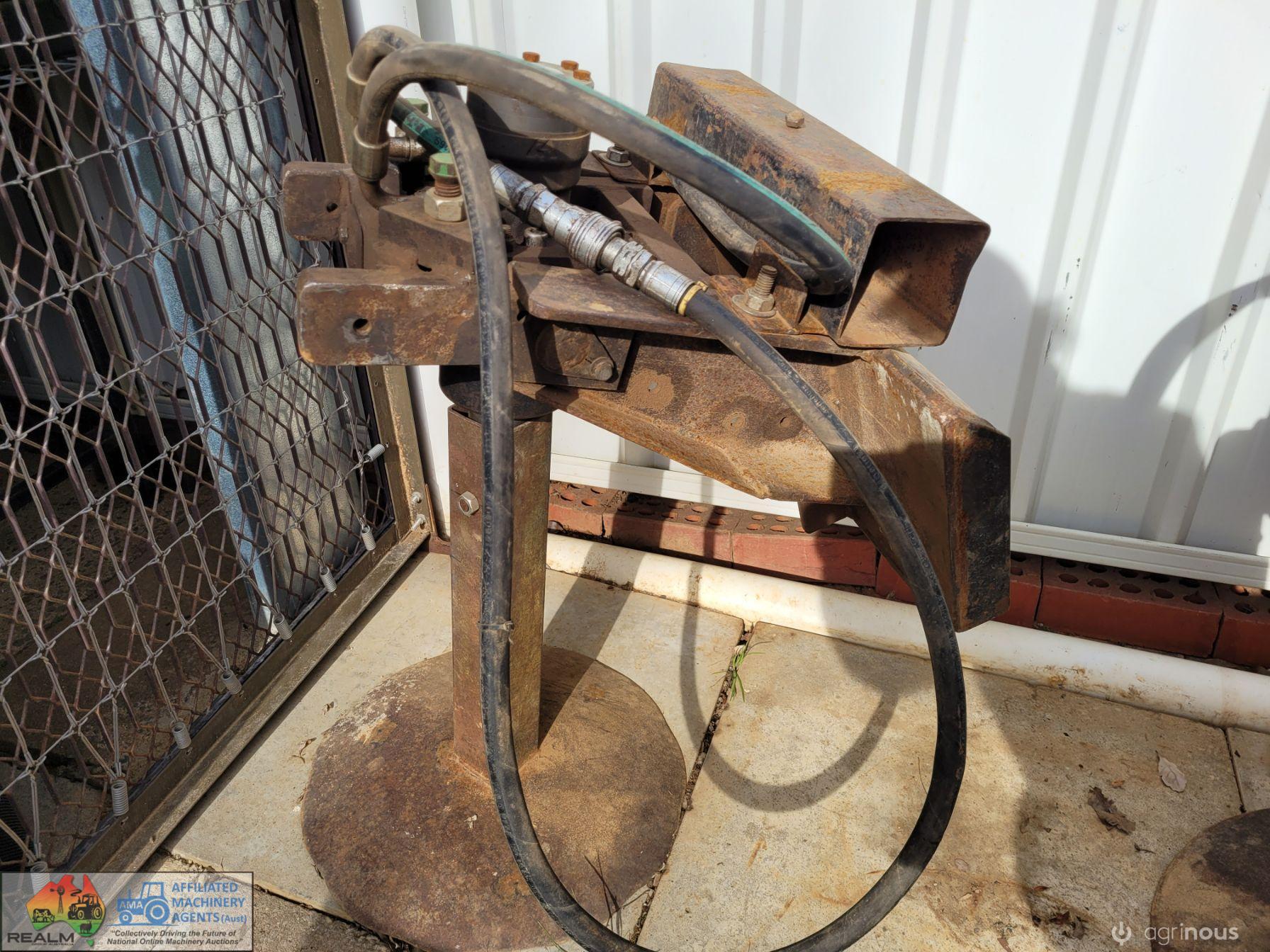 Digga Hydraulic Post Auger Motor on Quick Couple Frame (No.2) - photo 3