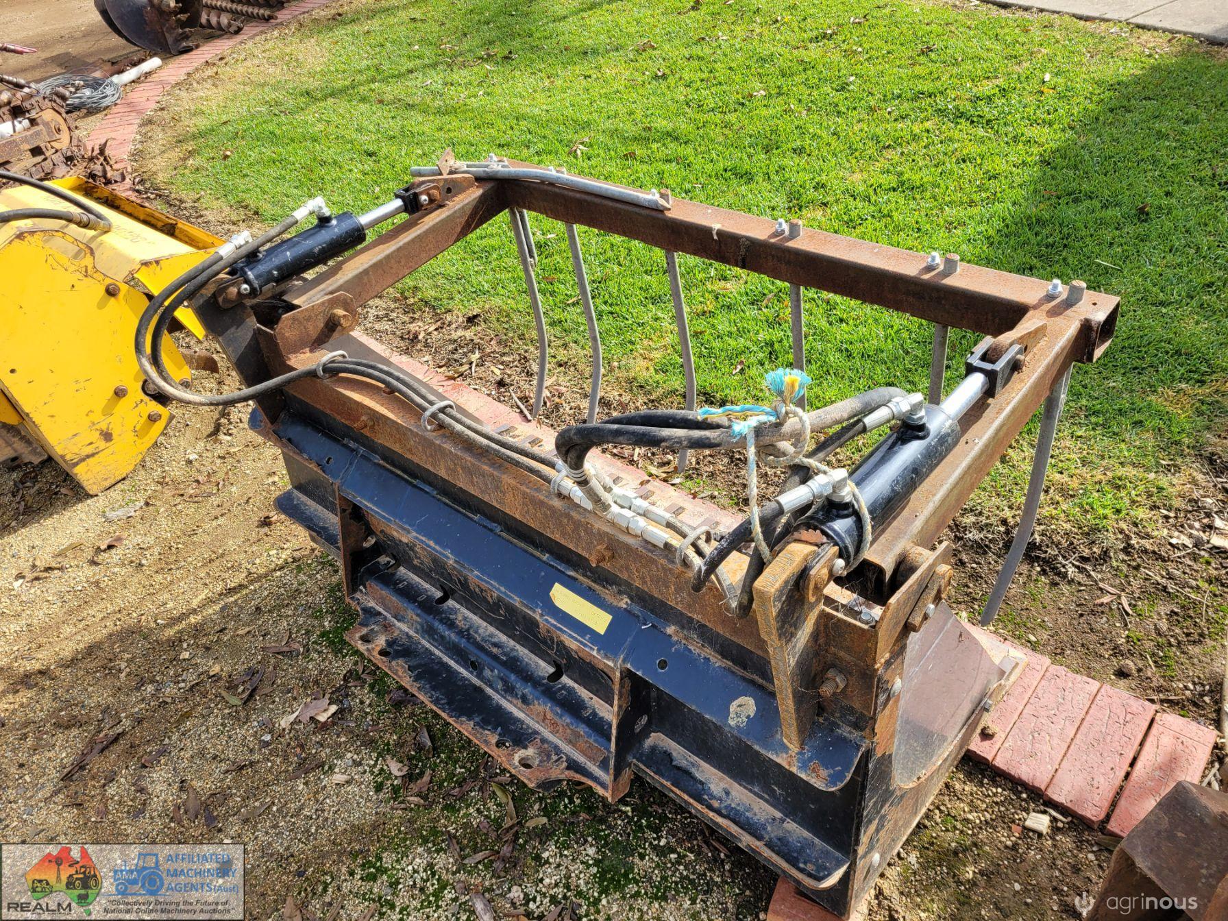 Rubble Bucket with Grapple ~ Suit Dingo - photo 2