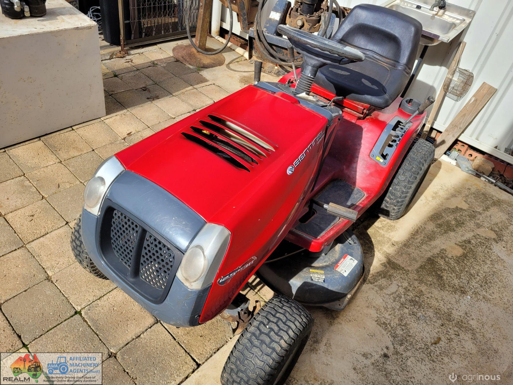 Murray Sentinel Ride-on Mower - photo 3