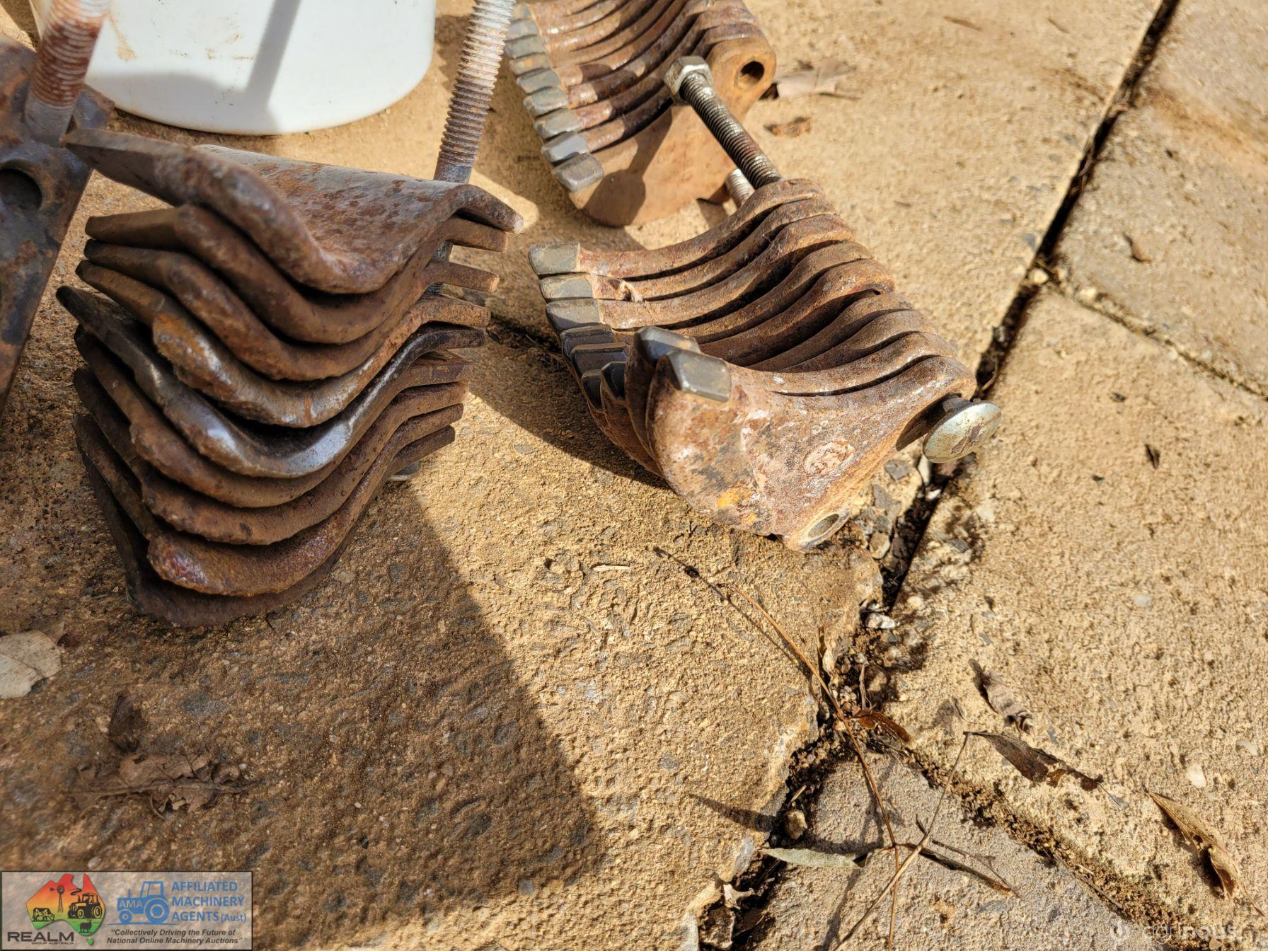 Digga Tech-Teeth (x18) & Digga Trenching Blades (x20) - photo 2