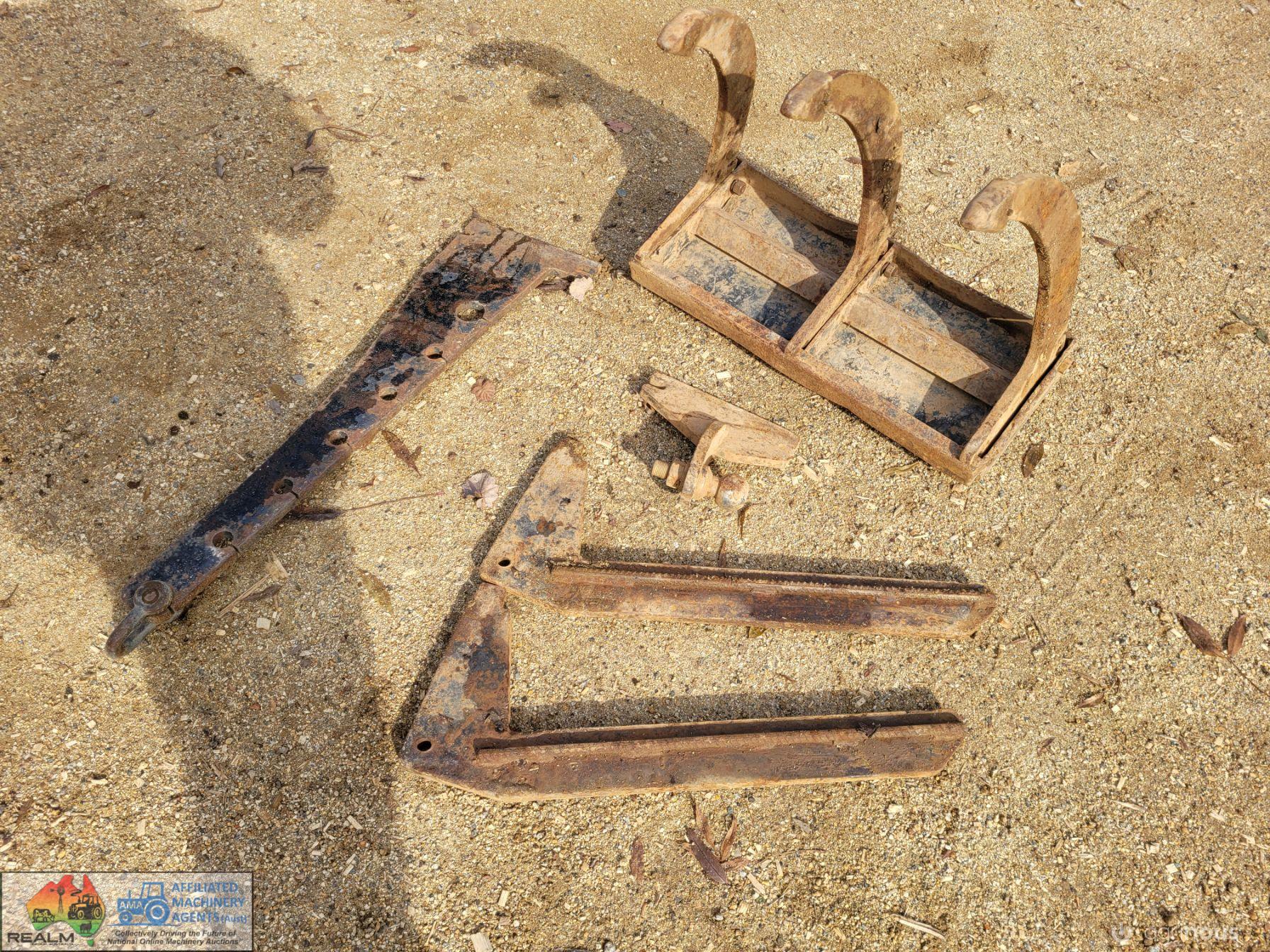 Toolbar attachment with accessories - photo 2