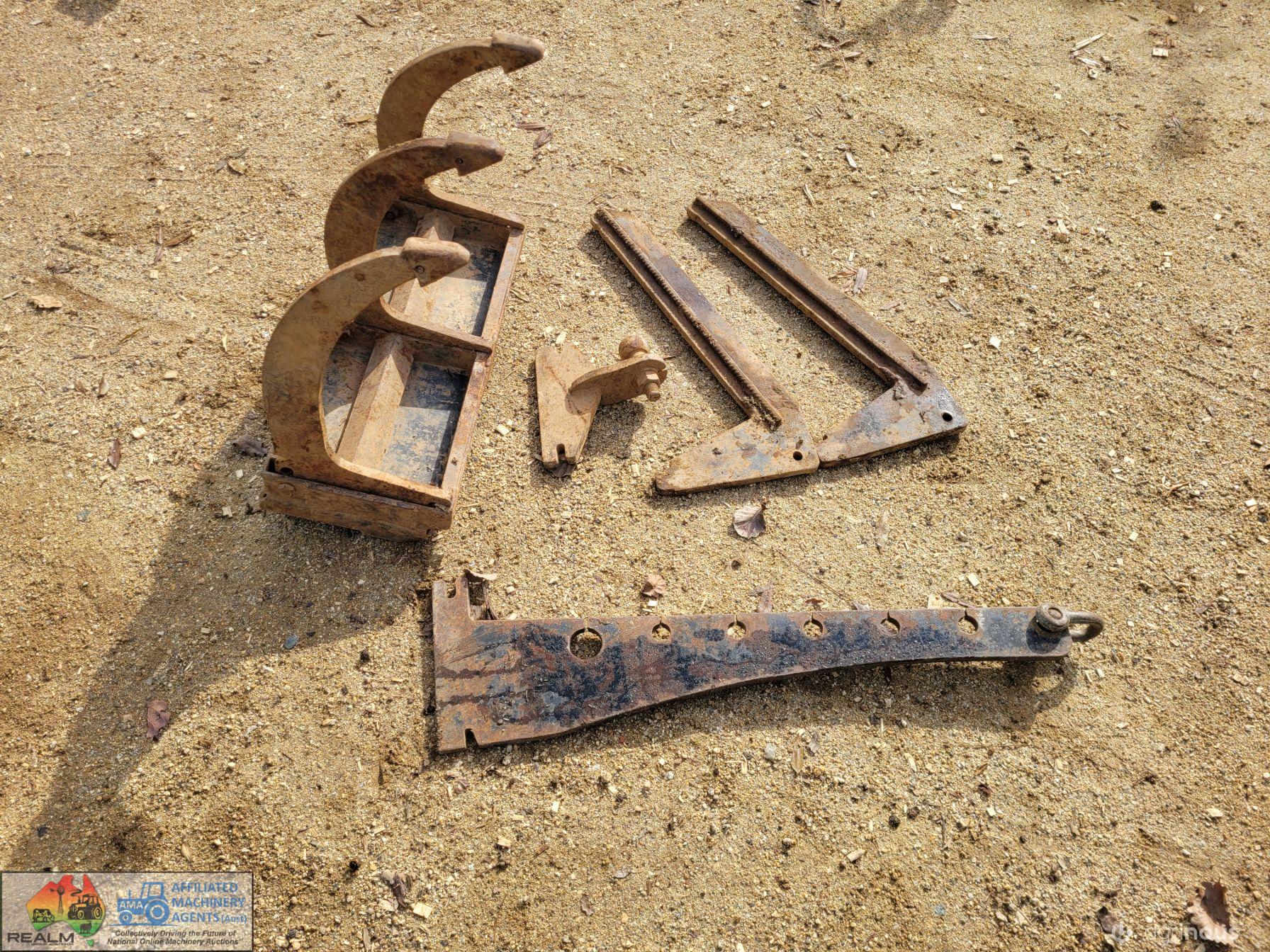 Toolbar attachment with accessories