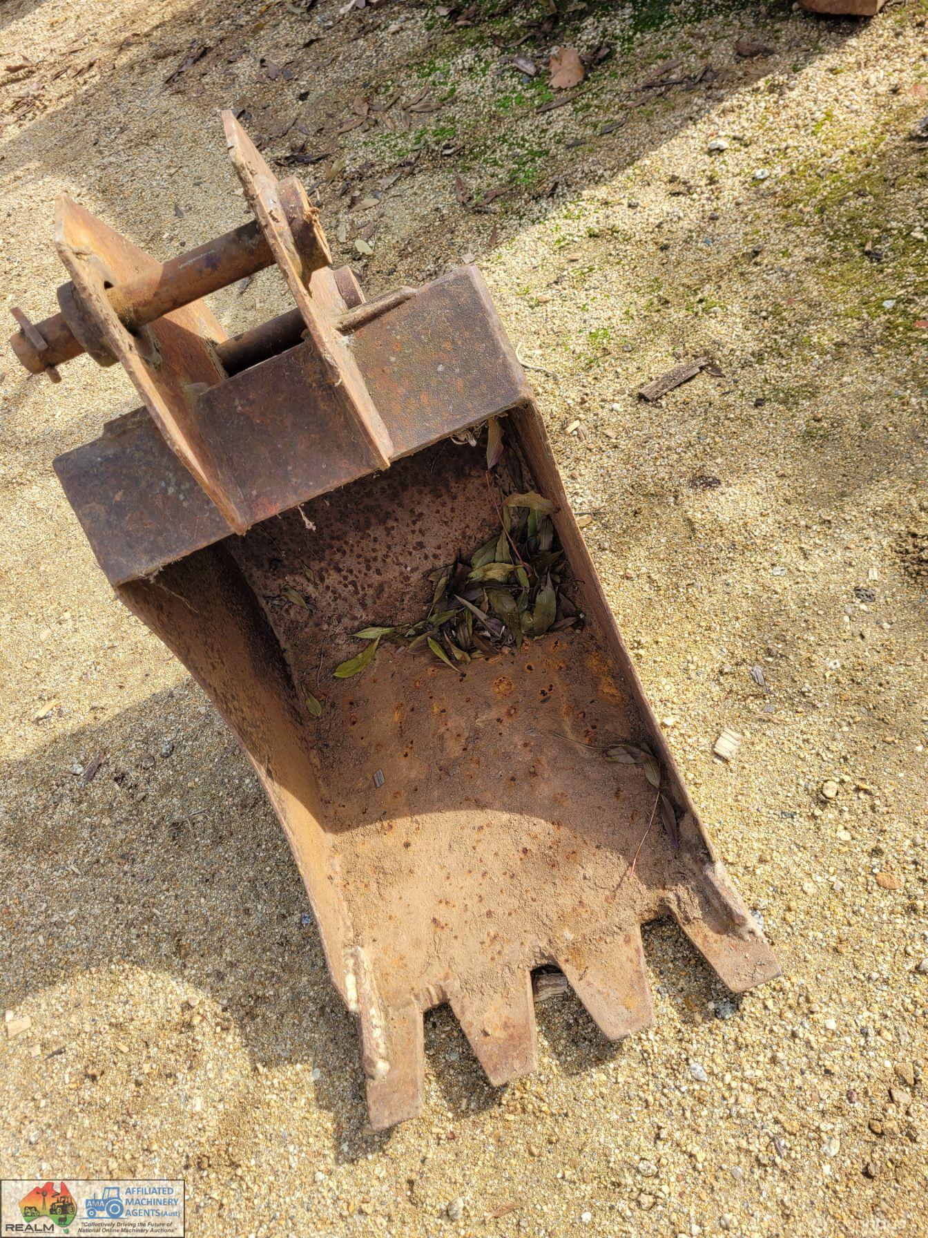 Backhoe Bucket 300mm - photo 2