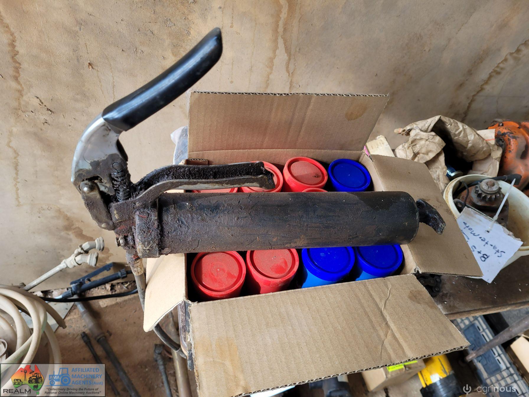 Grease Gun & Box of 12 Cartridges - photo 2