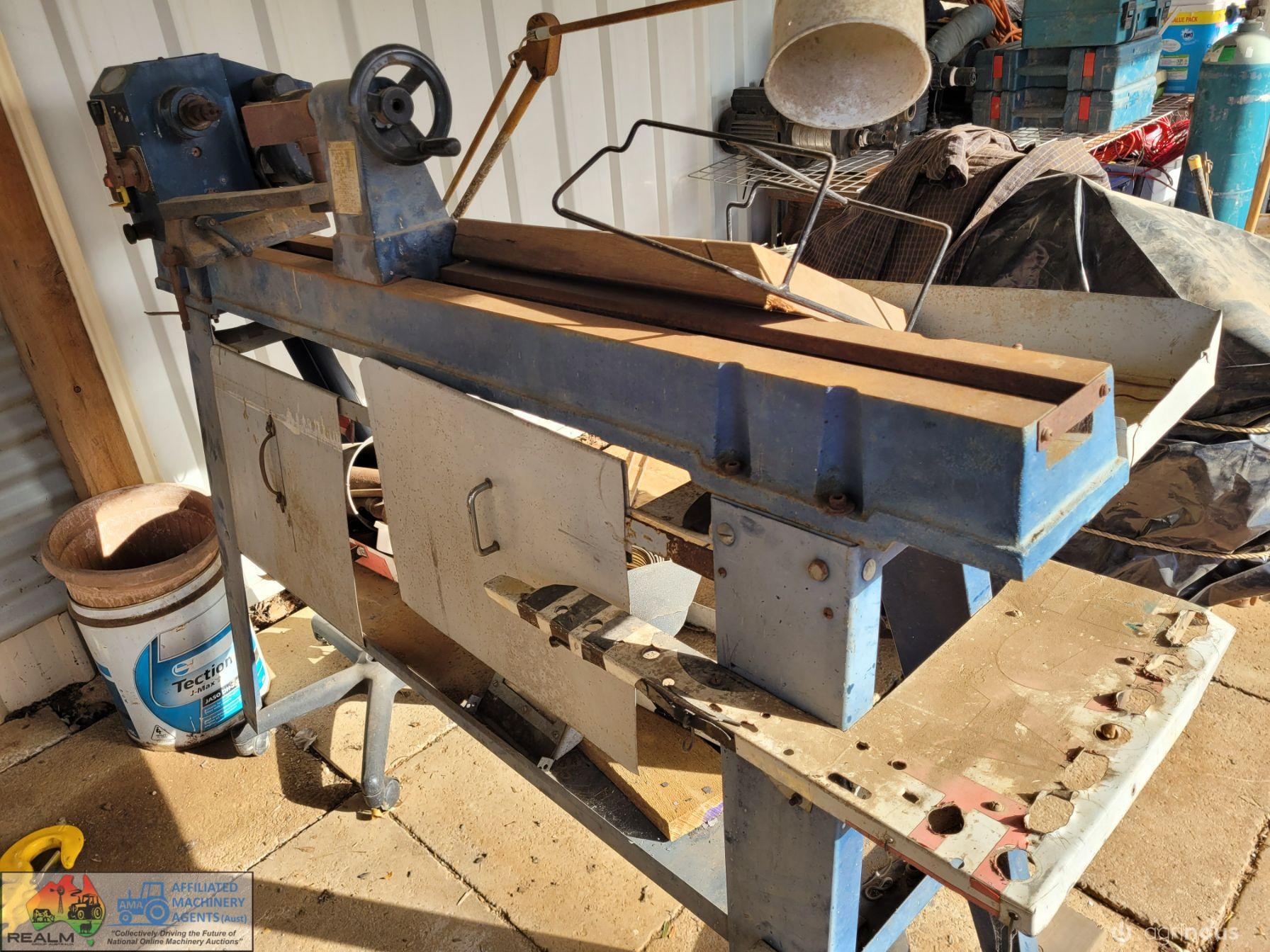 Electric Wood Lathe with Chisels (Working Cond.)