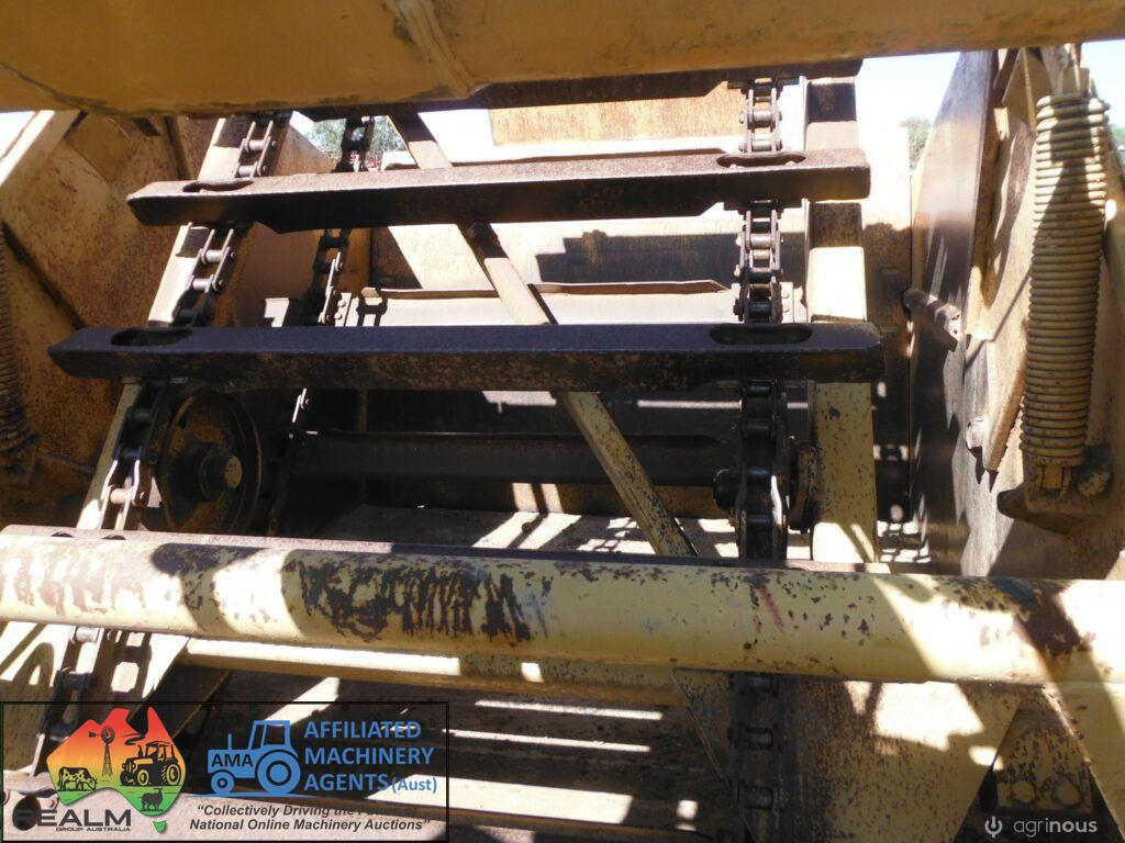 International Harvester E211 Elevating Scraper - photo 16