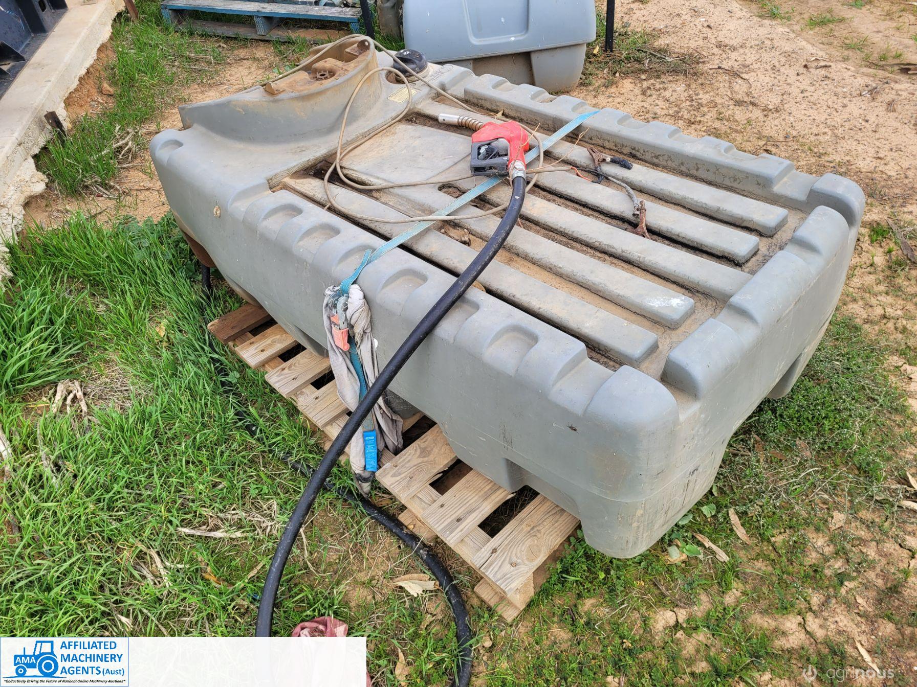 400 Ltr Poly Diesel Tank with 12v Pump & Hose - photo 2