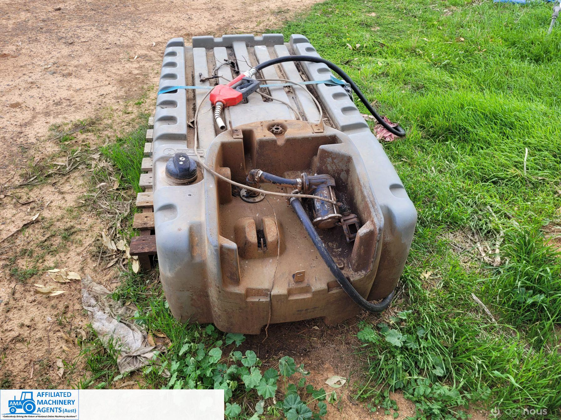 400 Ltr Poly Diesel Tank with 12v Pump & Hose - photo 4