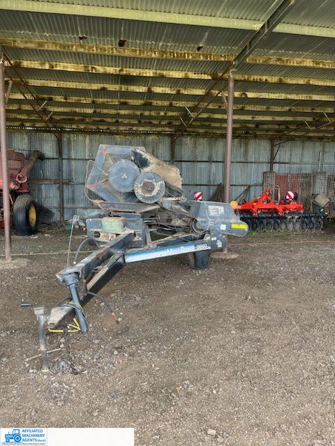 MacDon Model 3000 Windrower - photo 3