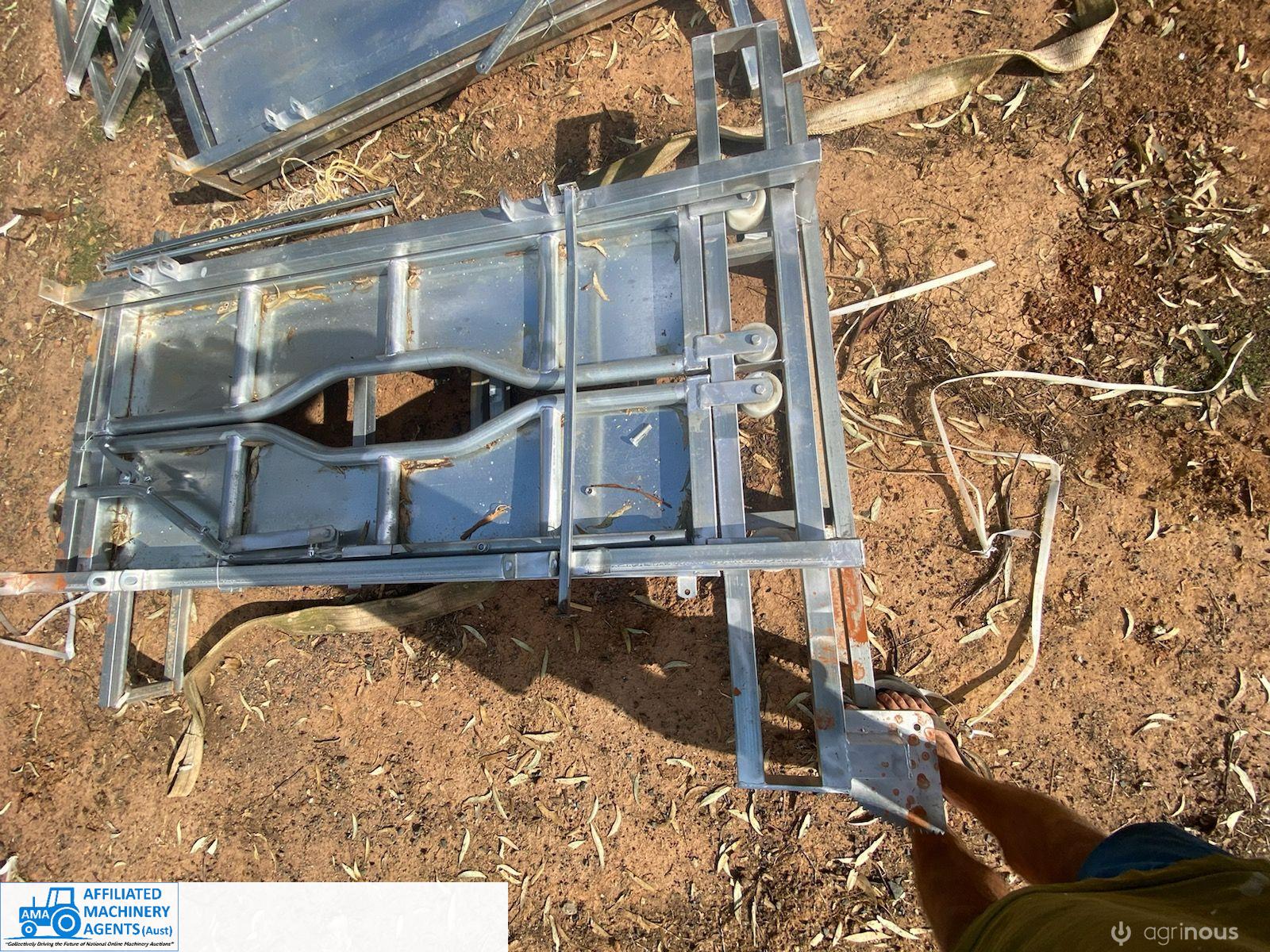 Galv Cattle Crush (New Damaged) - photo 11