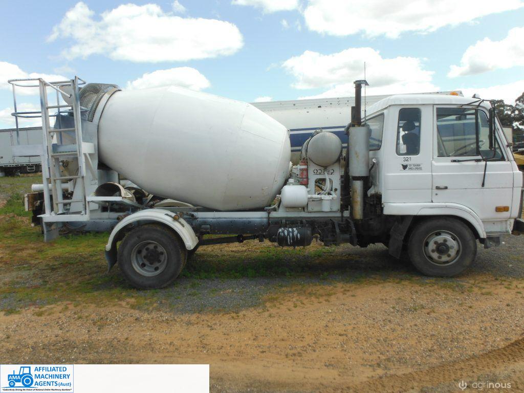 UD CM-160 with Concrete Agitator - photo 3