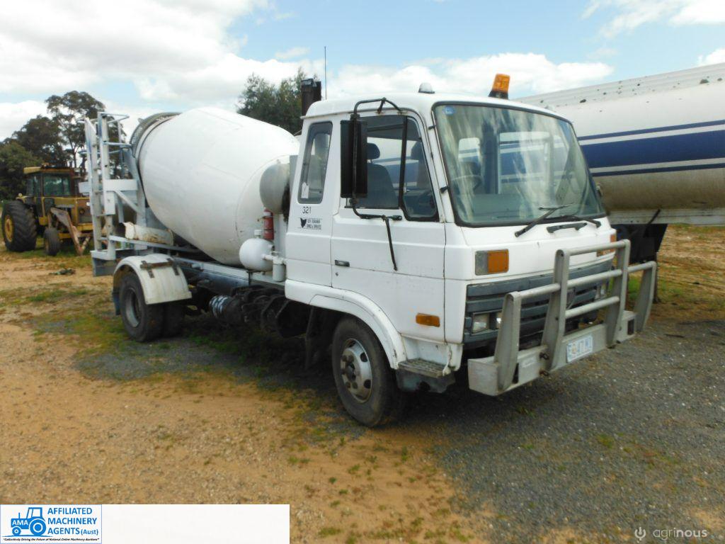 UD CM-160 with Concrete Agitator - photo 2