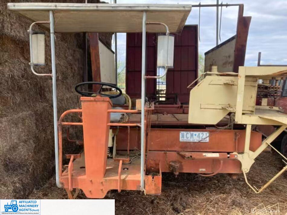 New Holland 1047 Bale Wagon
