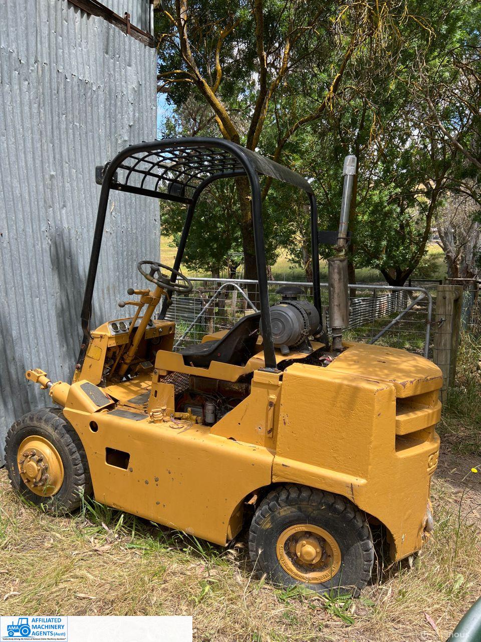 Clark 1 Ton Fork Lift - photo 3