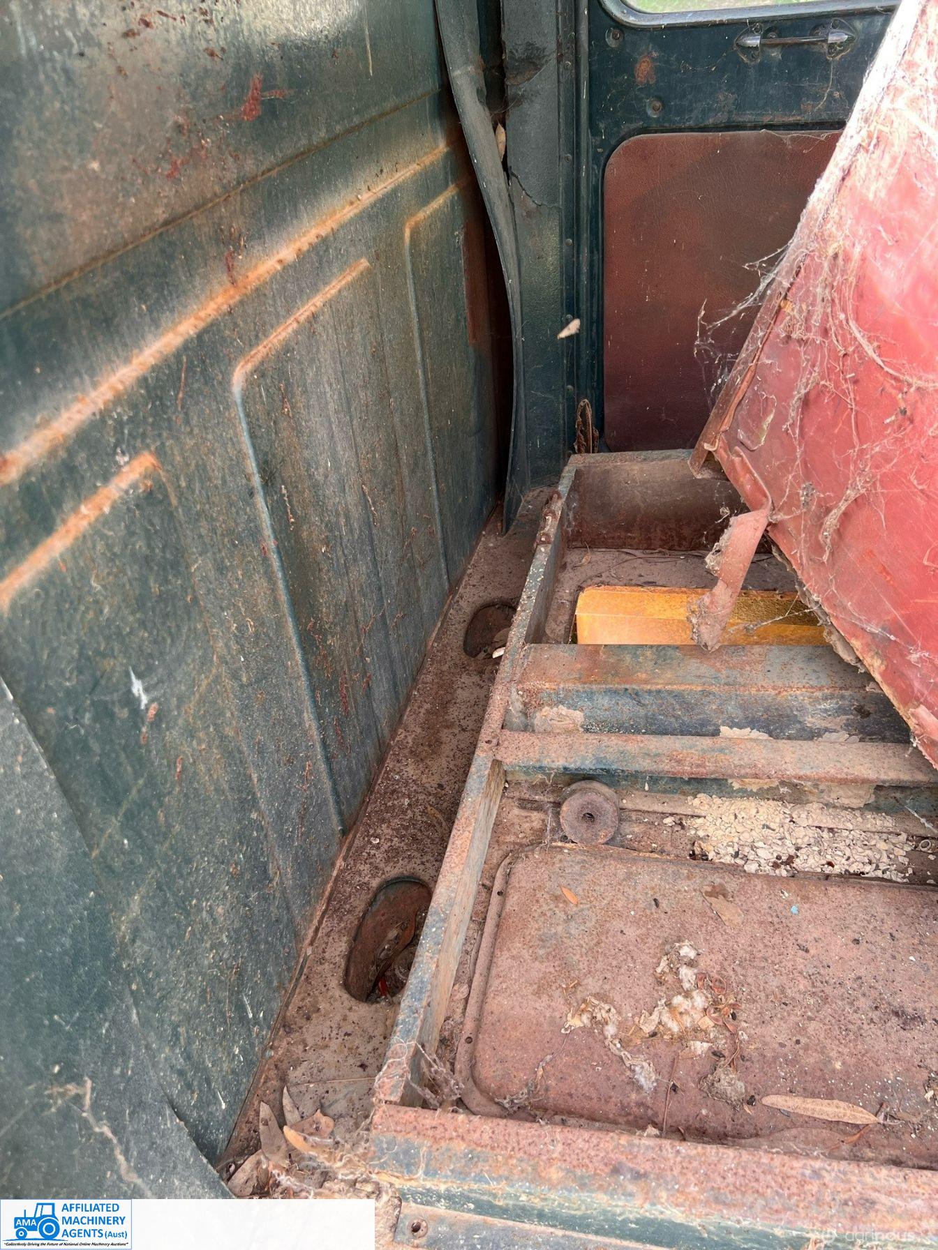 Morris Commercial Truck Cabin - photo 6