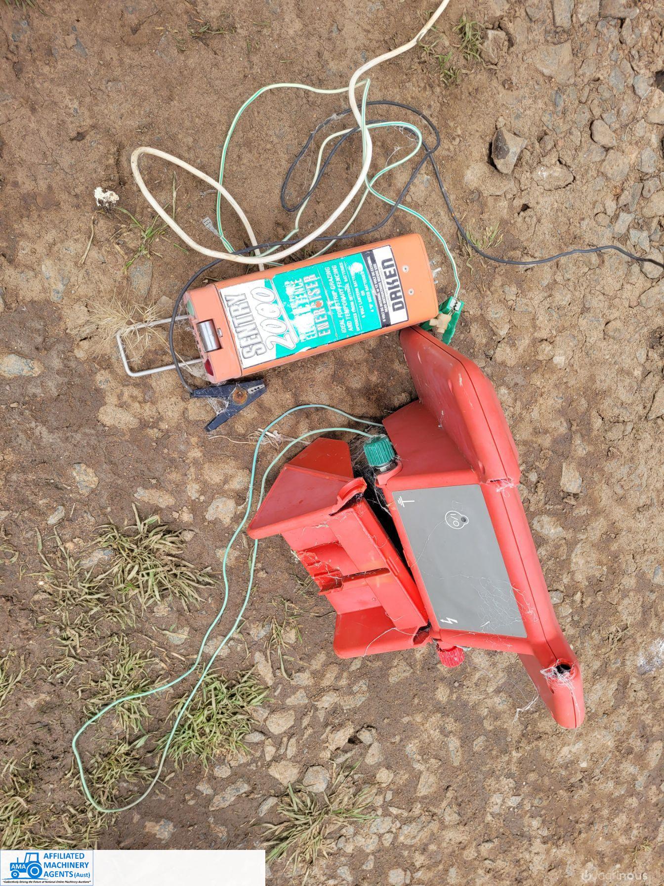 12v Solar Panel & Fence Energizer - photo 2