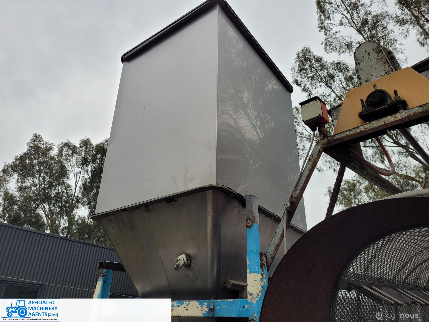 S/Steel bulk hopper with discharge auger