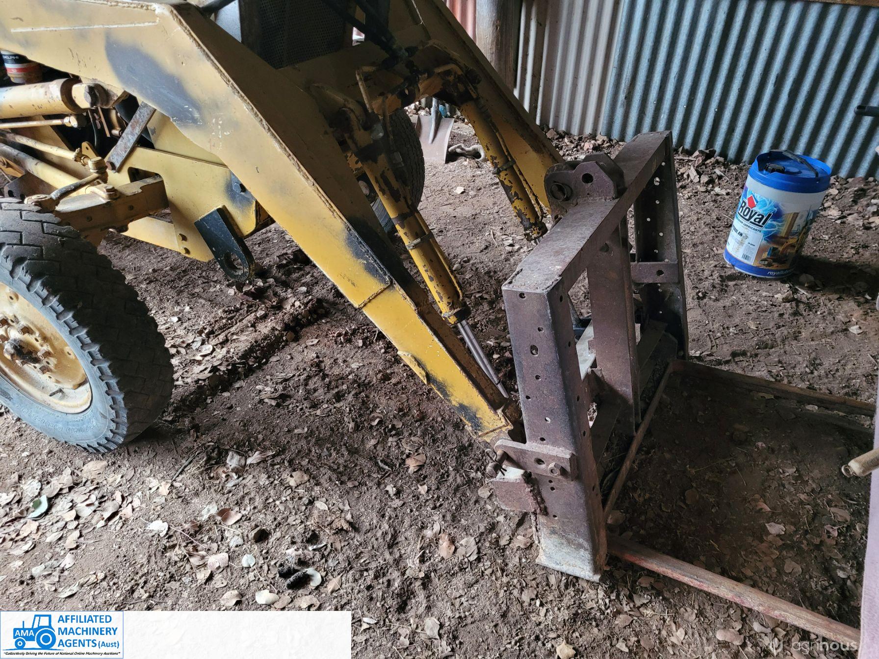 Ford 3000 FEL BackHoe - photo 3
