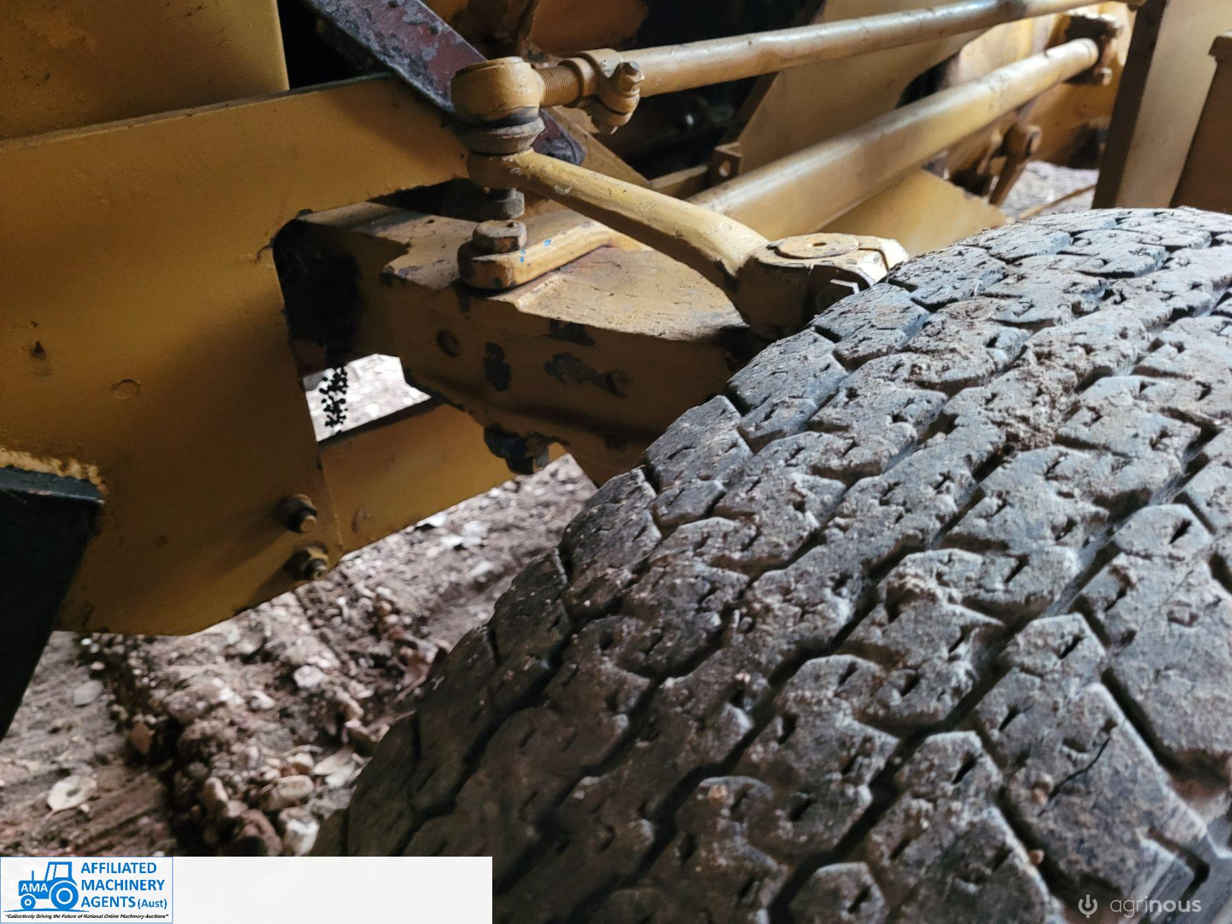 Ford 3000 FEL BackHoe - photo 2