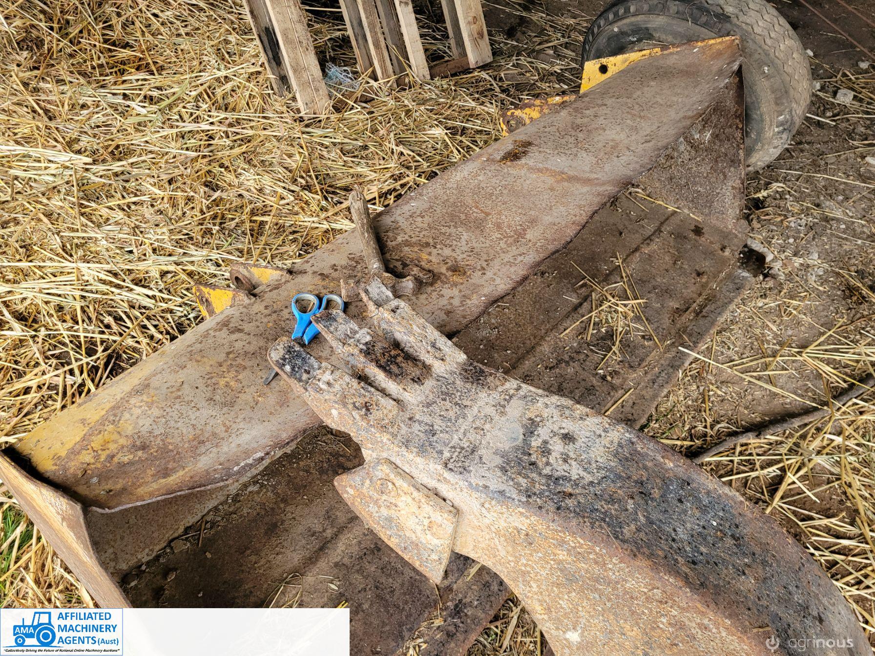 Ford 3000 FEL BackHoe - photo 5