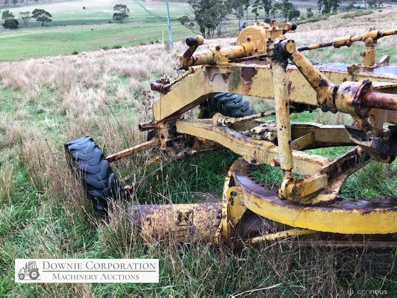 Cat 212 Road Grader - photo 5