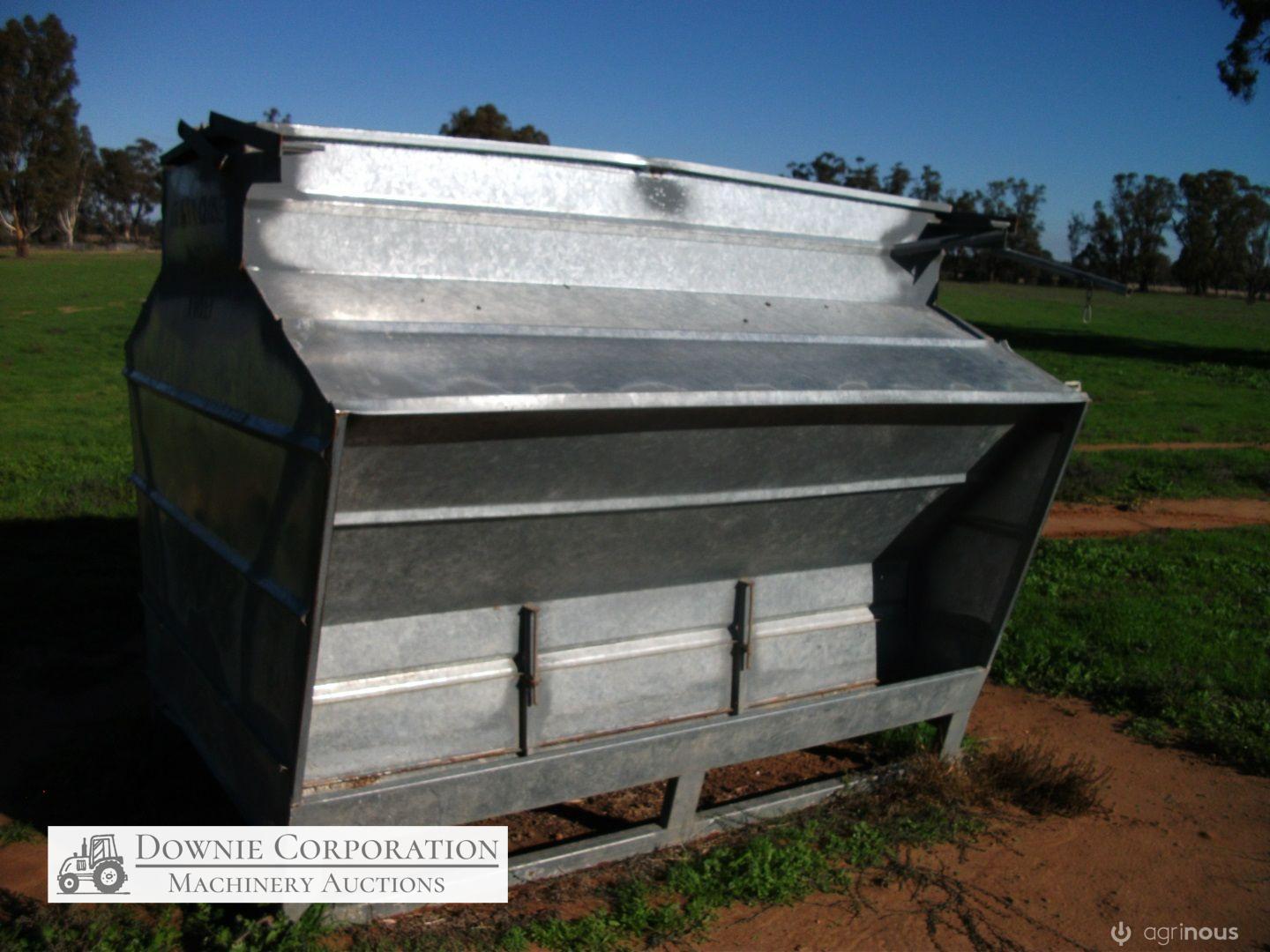 Close 4ton Stock Self Feeder (1)
