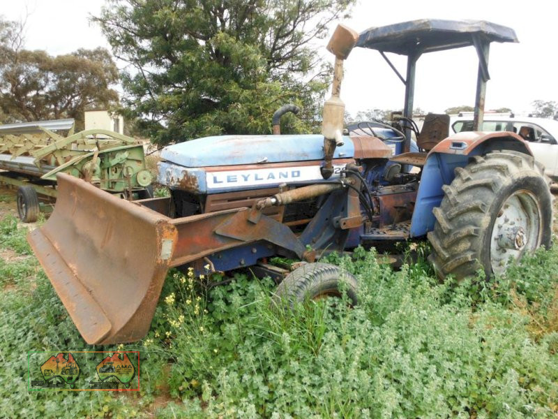 Leyland 272 Tractor with Blade - photo 2