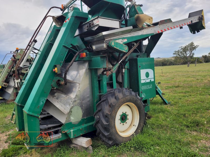 2002 Nairn 680LS Grape Harvester - photo 2