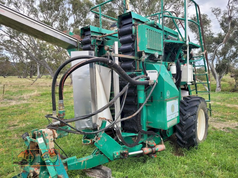 2002 Nairn 680LS Grape Harvester