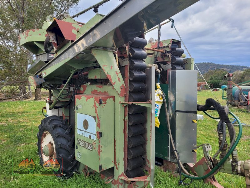 1998 Nairn 680LS Grape Harvester - photo 2