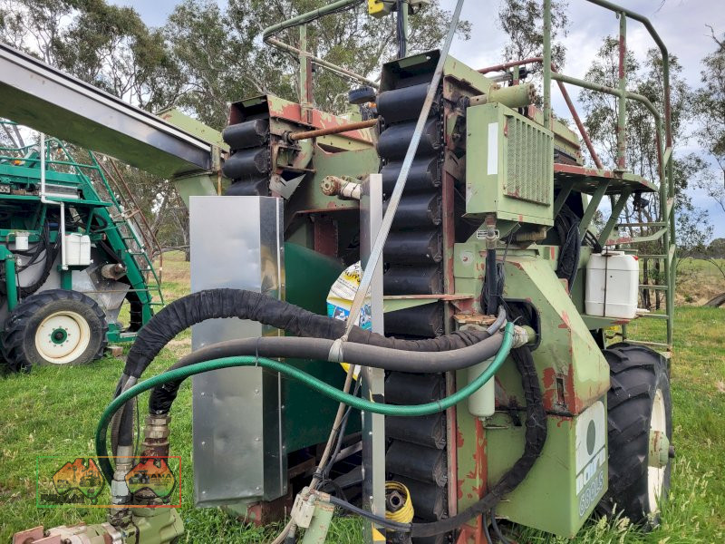 1998 Nairn 680LS Grape Harvester - photo 3